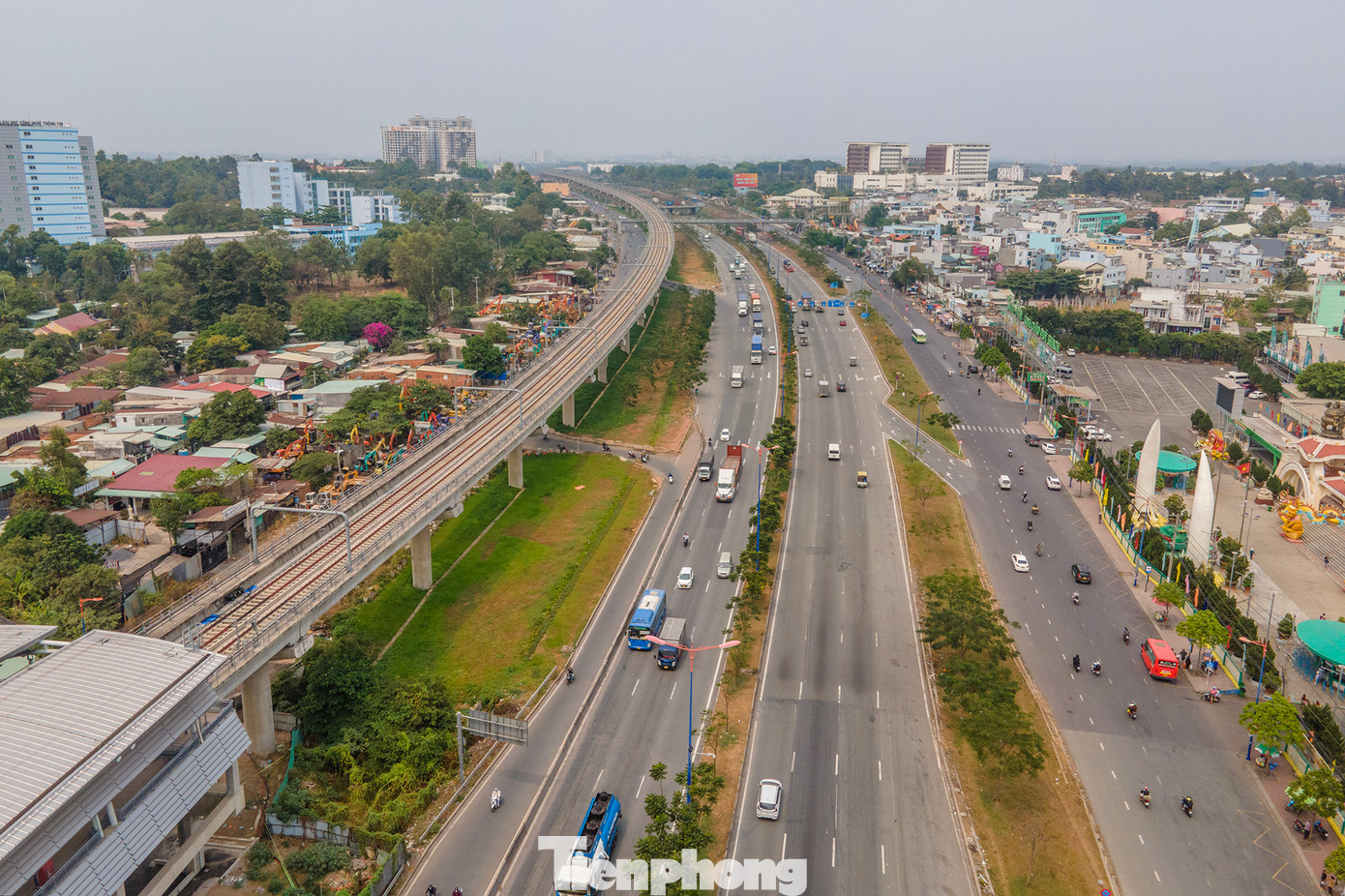 Tuyến Metro số 1 cũng đang dần hình thành, hoà vào bức tranh giao thông và tạo nên hình ảnh đẹp của cơ sở hạ tầng giao thông ở TPHCM.