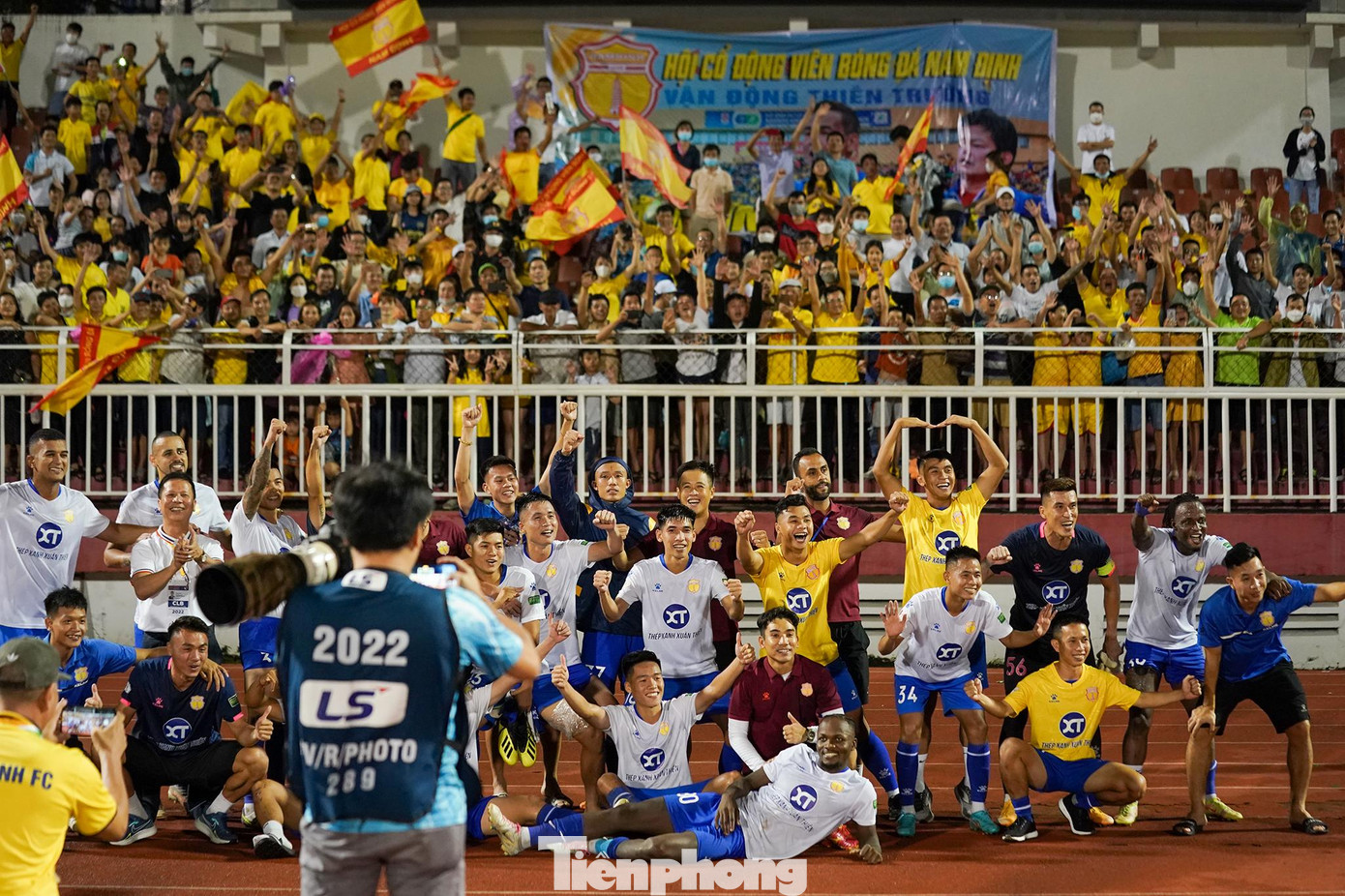 CĐV Nam Định có lý do để ăn mừng chiến thắng của đội nhà trên sân khách. CĐV Nam Định có lý do để ăn mừng chiến thắng của đội nhà trên sân khách.
