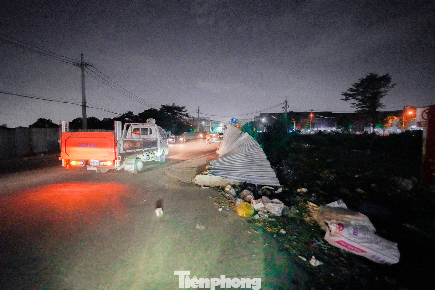 Xe tuần tra của lực lượng chức năng phường Bình Hưng Hoà liên tục giám sát. Khu vực bãi rác đã được gắn bảng cảnh báo.