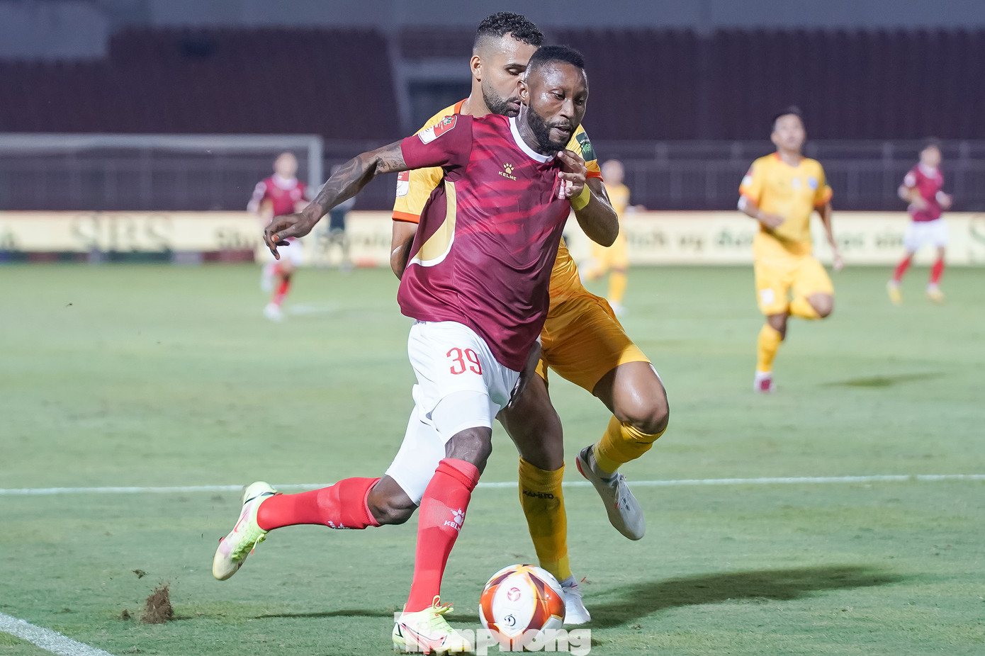 Lão tướng Hoàng Vũ Samson nhận được khá nhiều bóng nhưng đều không chuyển hoá thành bàn thắng.