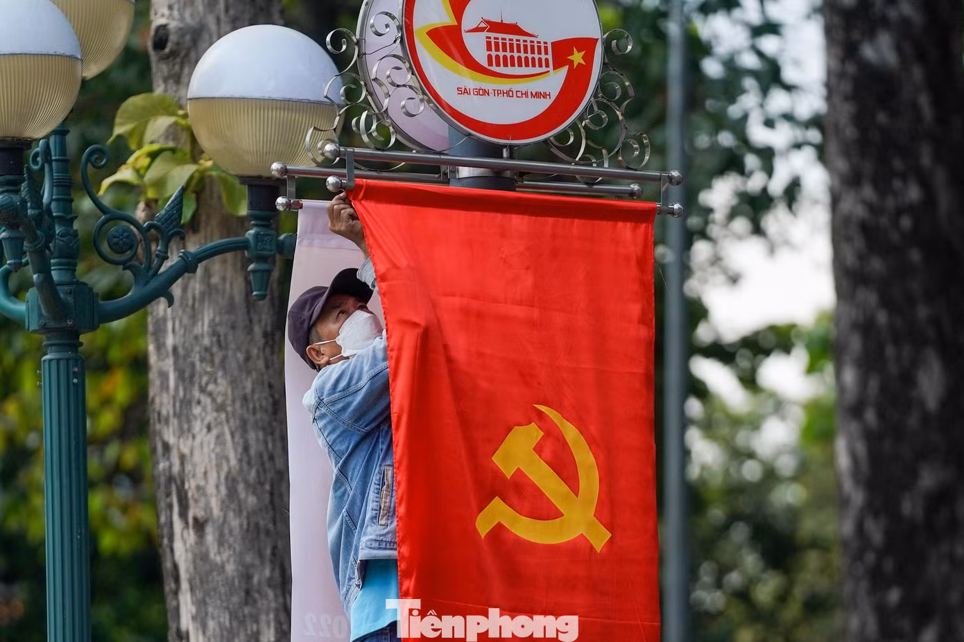 Cán bộ trung tâm đang treo cờ trên trục đường Lê Duẩn (quận 1).