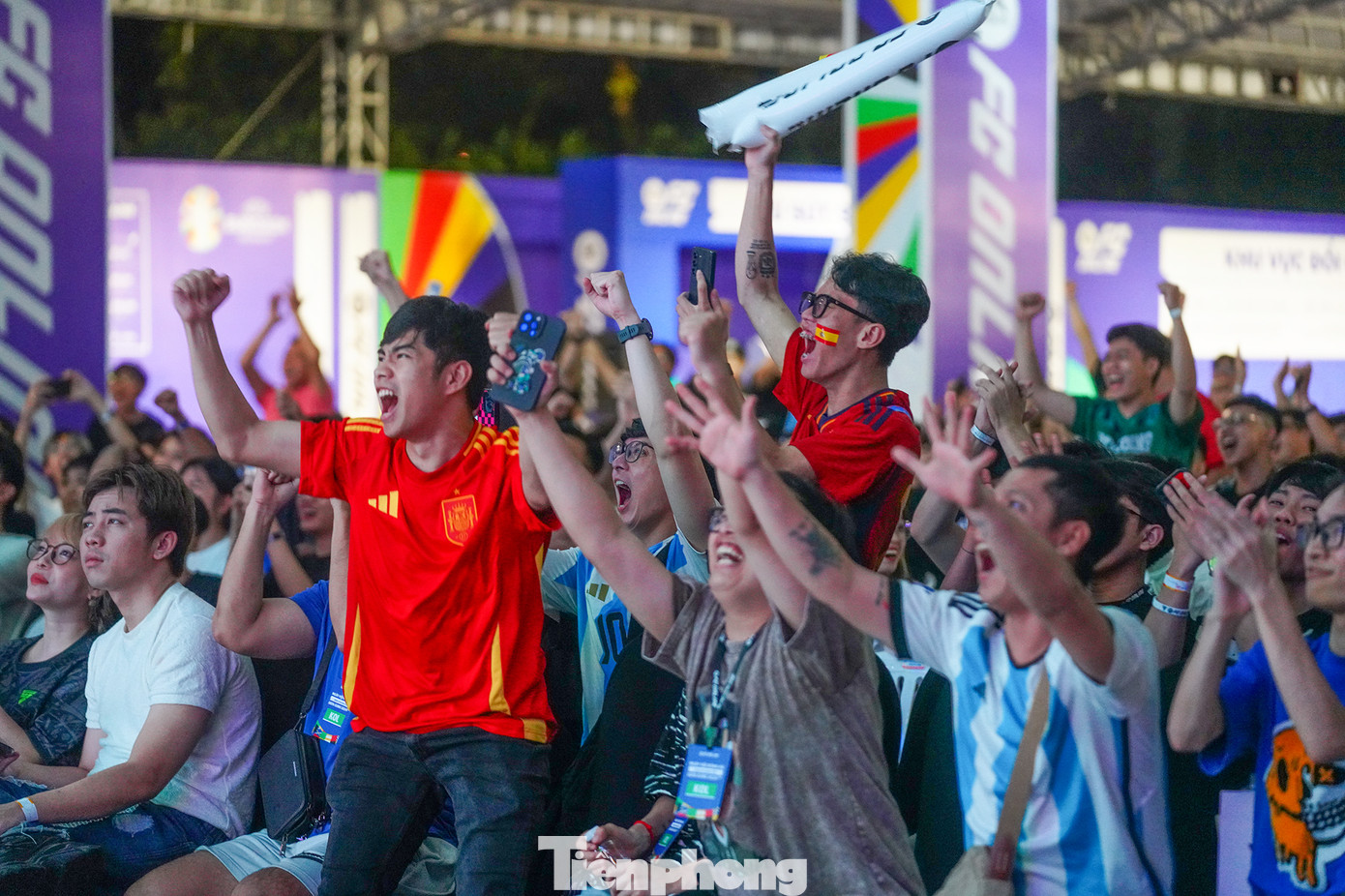 Trận đấu kết thúc với tỷ số 2-1, chức vô địch thuộc về Tây Ban Nha. Cổ động viên của Tam Sư buồn bã khi đội bóng yêu thích không thể chống lại "Cơn cuồng nộ đỏ" của Tây Ban Nha. Những dự đoán của Tiến Linh đạt độ chính xác cao. Tại Berlin, đội tuyển Tây Ban Nha gặp khó khăn nhưng đánh bại Anh với tỷ số 2-1. Khi dẫn trước, họ biết cách chủ động giảm nhịp trận đấu rồi bất ngờ tăng tốc, khiến đối phương bất ngờ. Trong khi đó, Lamine Yamal có nhiều pha quấy nhiễu hàng thủ “Tam Sư” và có đường kiến tạo để Nico Williams ghi bàn mở tỷ số.