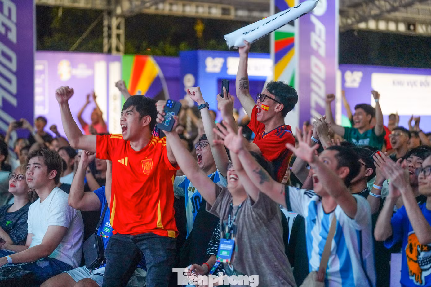 Trận đấu kết thúc với tỷ số 2-1, chức vô địch thuộc về Tây Ban Nha. Cổ động viên của Tam Sư buồn bã khi đội bóng yêu thích không thể chống lại "Cơn cuồng nộ đỏ" của Tây Ban Nha. Những dự đoán của Tiến Linh đạt độ chính xác cao. Tại Berlin, đội tuyển Tây Ban Nha gặp khó khăn nhưng đánh bại Anh với tỷ số 2-1. Khi dẫn trước, họ biết cách chủ động giảm nhịp trận đấu rồi bất ngờ tăng tốc, khiến đối phương bất ngờ. Trong khi đó, Lamine Yamal có nhiều pha quấy nhiễu hàng thủ “Tam Sư” và có đường kiến tạo để Nico Williams ghi bàn mở tỷ số.