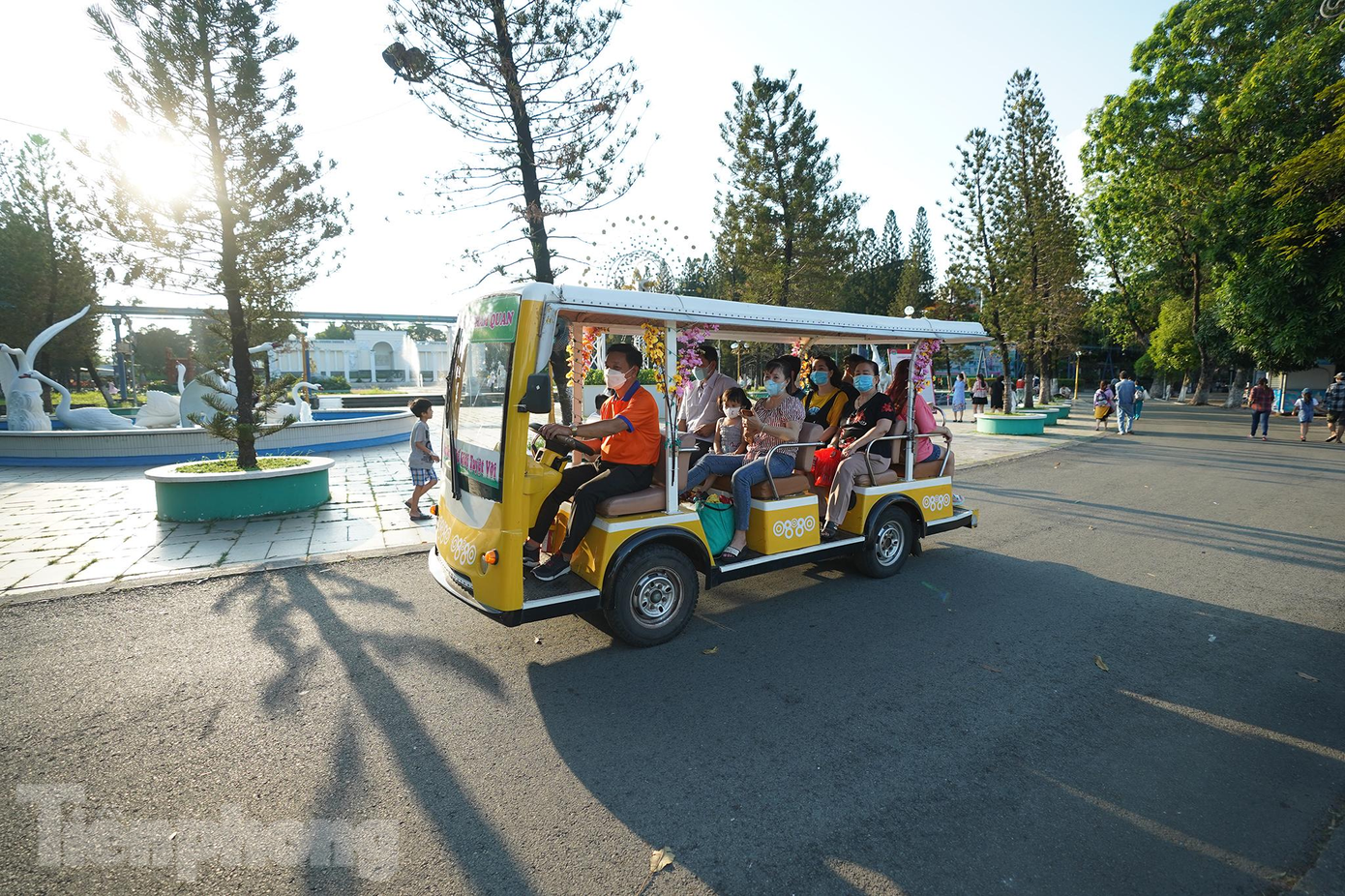 Một vài du khách lựa chọn khám phá Đầm Sen bằng xe điện.