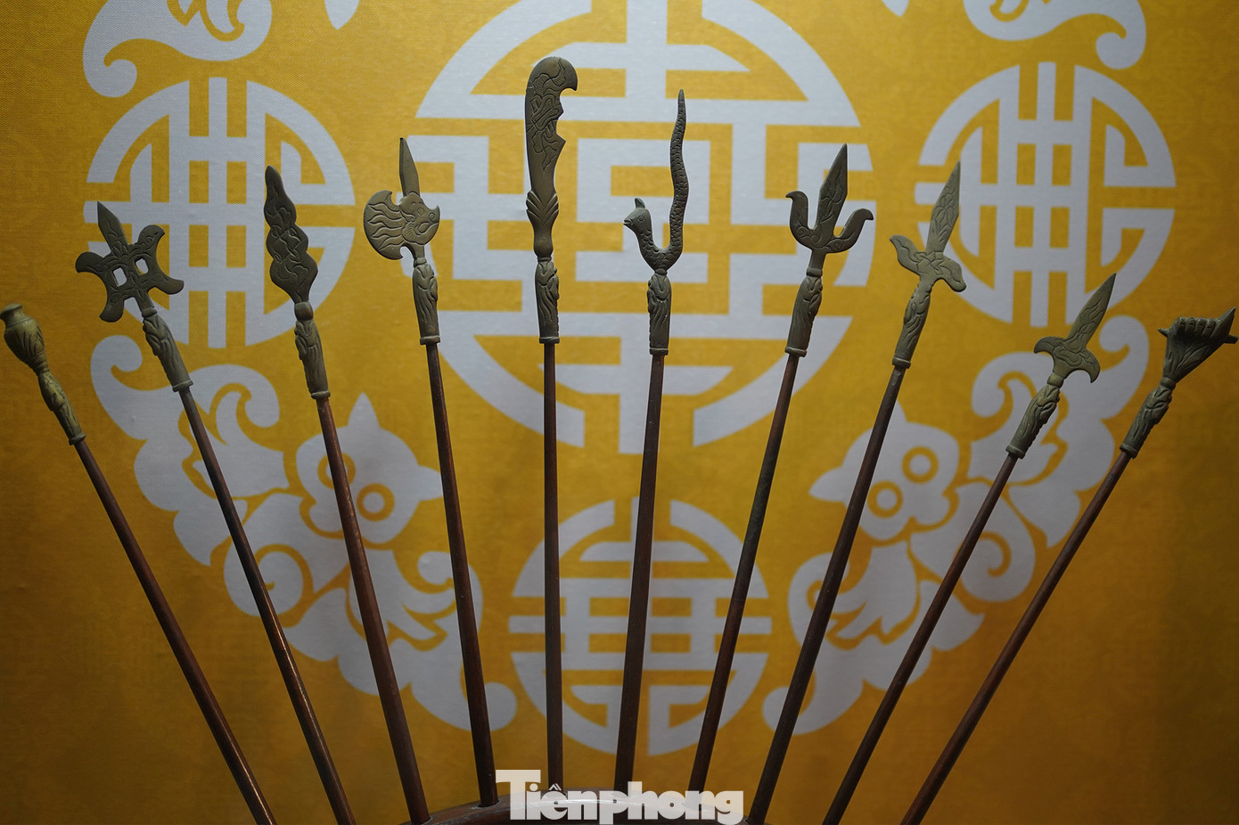 Bộ binh khí có kích thước nhỏ như chiếc đũa ăn được chạm trổ đường nét cực tinh xảo.