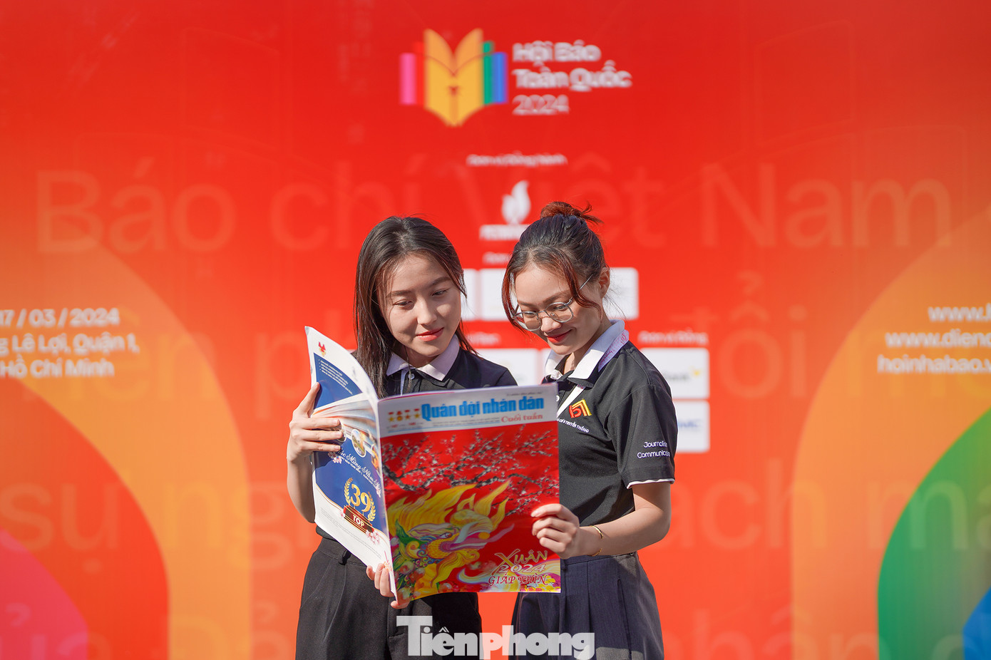 "Tại khu vực báo chí quân đội, chúng em được nghe thuyết trình chi tiết về lịch sử hình thành, thế mạnh về tuyến đề tài quân đội, những tấm gương nhà báo nhiệt huyết", bạn Cao Thị Mỹ Dung cho biết.