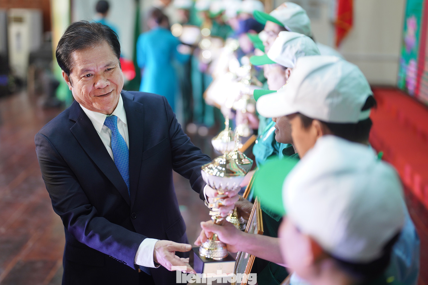 Theo Ban Tổ chức, cuộc thi năm nay có sự đồng đều về chất lượng. Tỷ lệ thí sinh đạt điểm cao rất lớn (có 87,2% đạt từ 96 điểm trở lên). Kết quả, về giải cá nhân, Ban Tổ chức đã trao giải Nhất cho thí sinh Lù Thị Vân (Công ty Cổ phần Cao su Mường Nhé - Điện Biên); 2 giải Nhì, 4 giải Ba và 8 giải Khuyến khích. Ảnh: Ông Lê Thanh Hưng, TGĐ Tập đoàn Công nghiệp Cao su Việt Nam trao cúp Bàn tay vàng cho các công nhân đạt giải.