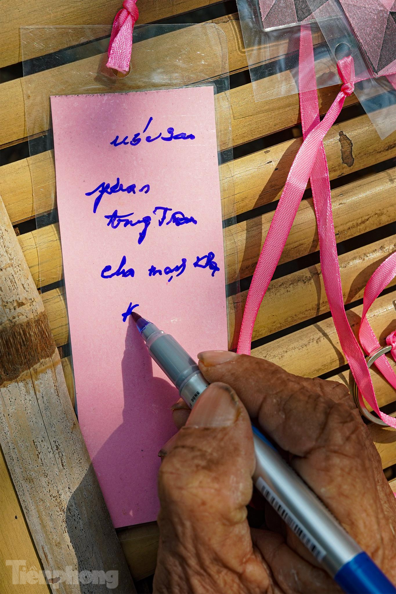 "Chữ có xấu, viết có sai thì cũng phải tự tay mình viết, như vậy mới linh ứng", một bệnh nhân vừa qua cơn đột quỵ chia sẻ.