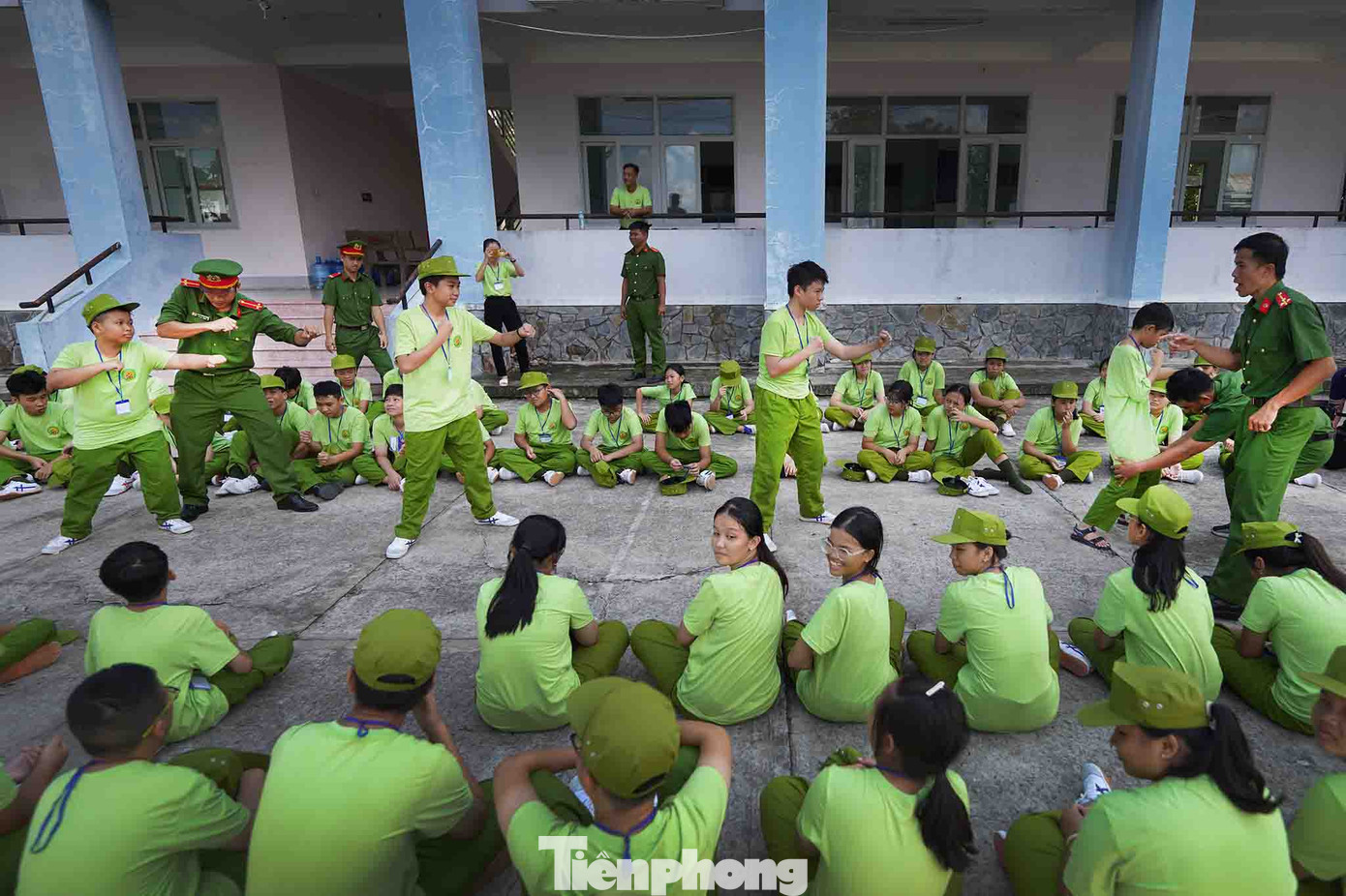 &quot;Chương trình nhằm giáo dục giá trị đạo đức và truyền thống tốt đẹp của dân tộc, hình thành lối sống văn hóa, lành mạnh, trách nhiệm với cộng đồng, giúp thanh thiếu niên nâng cao kiến thức, rèn luyện tác phong kỷ luật, đồng thời tạo điều kiện cho thanh thiếu niên có sân chơi lành mạnh, thiết thực, nâng cao tình cảm yêu quý, bồi đắp niềm tin, niềm tự hào về truyền thống vẻ vang của lực lượng Công an nhân dân, giúp các em có điều kiện làm quen với môi trường Công an nhân dân, rèn luyện tính tự chủ, nề nếp, kỷ luật, kiên định vượt qua khó khăn, thử thách, bản lĩnh hơn trong cuộc sống, có tinh thần chia sẻ, quan tâm đến bạn bè, gia đình và những người xung quanh&quot;, bà Trương Thị Hồng Hạnh, tổng điều phối chương trình chia sẻ.