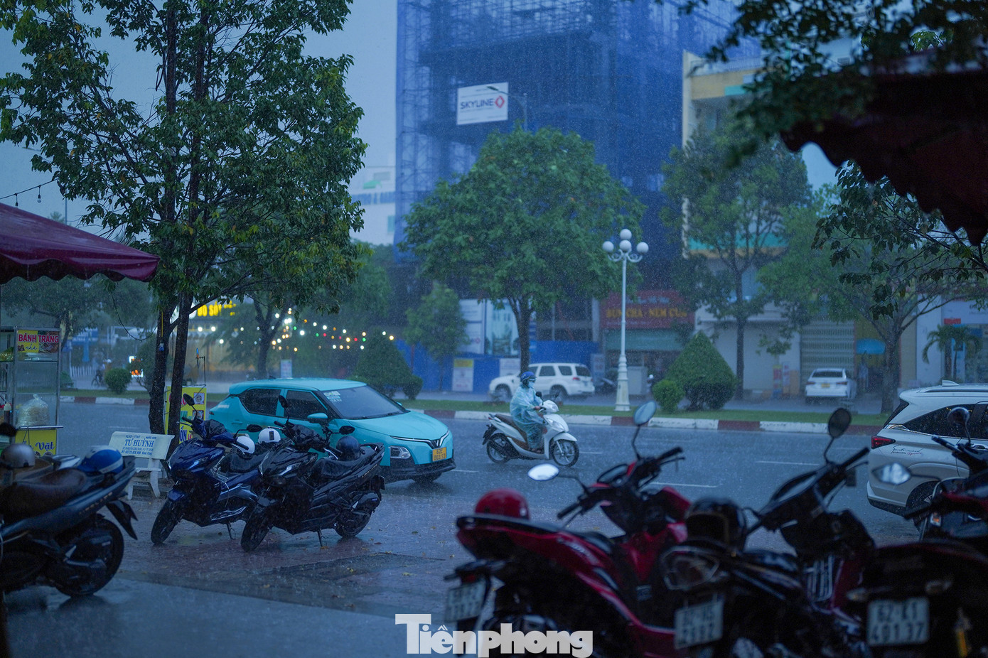 Cho đến hơn 18h, cơn mưa vẫn chưa có dấu hiệu ngớt hạt. Hình ảnh ghi nhận trục đường Hùng Vương, TP Tân An.