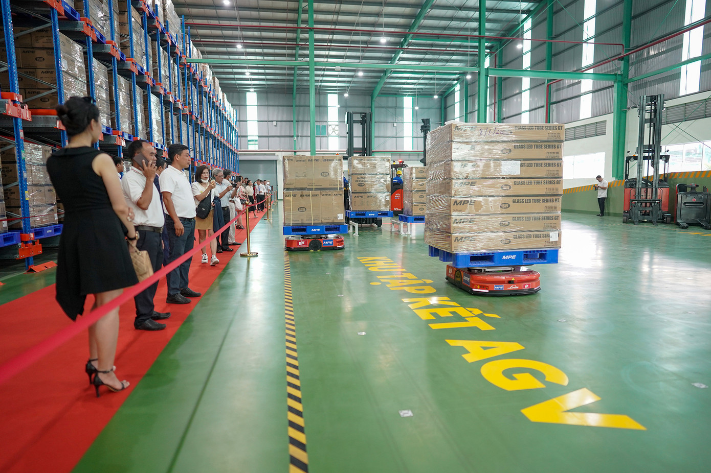 Thiết kế xe nâng nhỏ gọn chiếm ít không gian, sử dụng linh hoạt, ổn định và tiết kiệm chi phí nhân công, tối ưu nguồn lực.