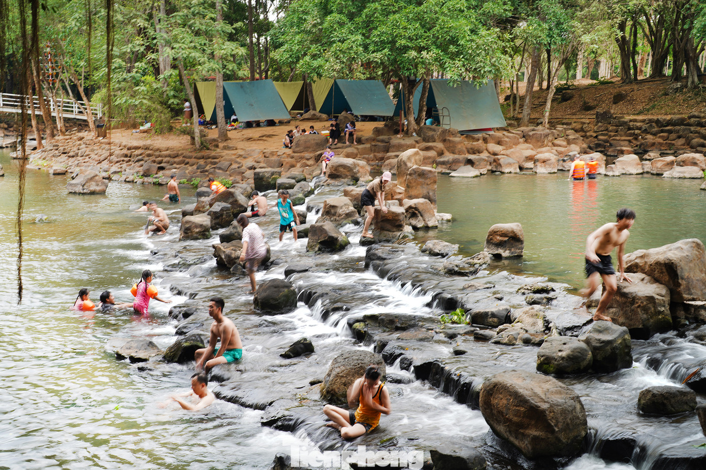 Thác Giang Điền nằm tại xã Giang Điền, huyện Trảng Bom (tỉnh Đồng Nai) thu hút nhiều khách du lịch bởi không khí trong lành và dòng thác nước mát lạnh.
