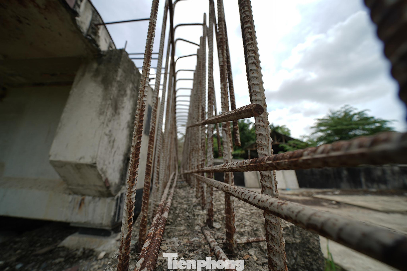 Theo ông Lương Minh Phúc, suốt 10 năm qua, TPHCM đều đặt mục tiêu khép kín vành đai 2. Tuy nhiên, trong thời gian qua, TP mất thời gian chọn lựa phương thức đầu tư. Trước đây có giai đoạn thực hiện theo hình thức BT (Xây dựng – Chuyển giao), nhưng kể từ khi có luật đầu tư công mới, hình thức đầu tư này không còn phù hợp nữa. Theo ông Lương Minh Phúc, suốt 10 năm qua, TPHCM đều đặt mục tiêu khép kín vành đai 2. Tuy nhiên, trong thời gian qua, TP mất thời gian chọn lựa phương thức đầu tư. Trước đây có giai đoạn thực hiện theo hình thức BT (Xây dựng – Chuyển giao), nhưng kể từ khi có luật đầu tư công mới, hình thức đầu tư này không còn phù hợp nữa.