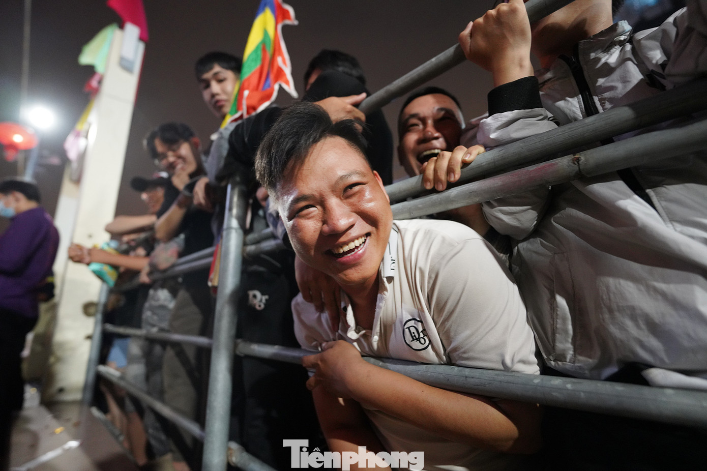 Hàng nghìn người dân và du khách đứng chờ nhiều giờ để được nhận lộc sau khi thực hiện các nghi thức kết thúc lễ hội.