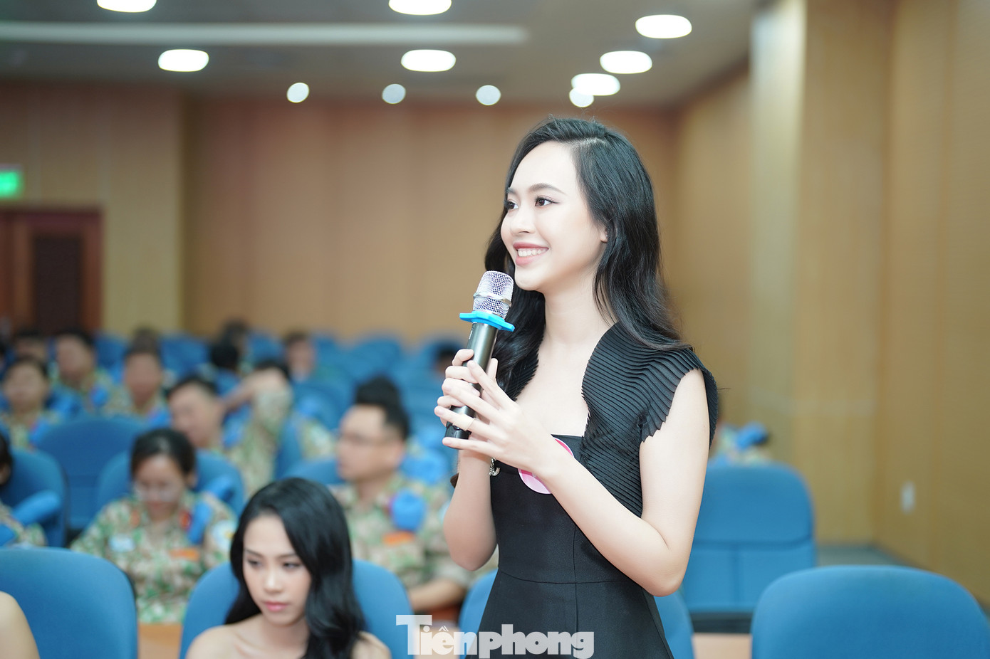 Vẻ ngoài rạng rỡ của Trịnh Thùy Linh tại buổi gặp gỡ, giao lưu cùng các bác sĩ Bệnh viện Dã chiến cấp II số 5, tham gia gìn giữ hòa bình của Liên Hợp Quốc.