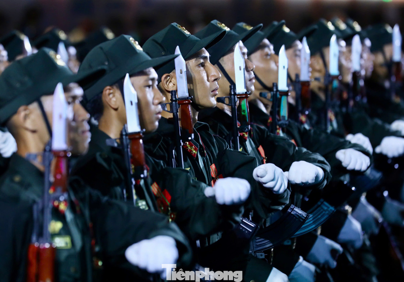 Các khối đi bắt đầu lộ trình từ đường Nguyễn Bỉnh Khiêm (quận 1) đi dọc theo trục Lê Duẩn (quận 1) và hội trường Thống Nhất.