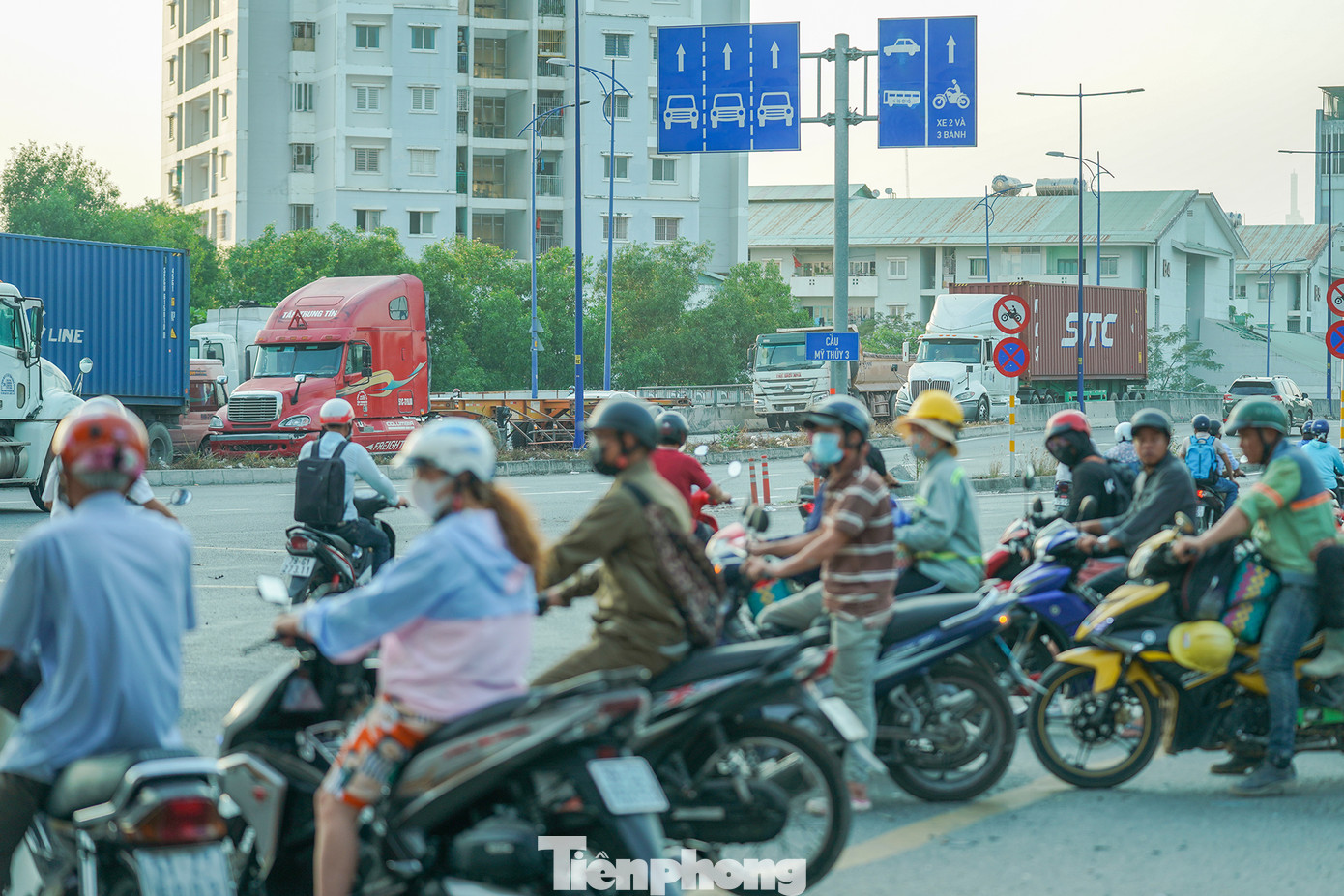 Dòng xe máy trên đường Võ Chí Công hướng về cầu Phú Mỹ thường không chấp hành dừng đúng vạch, đợi hết đèn.