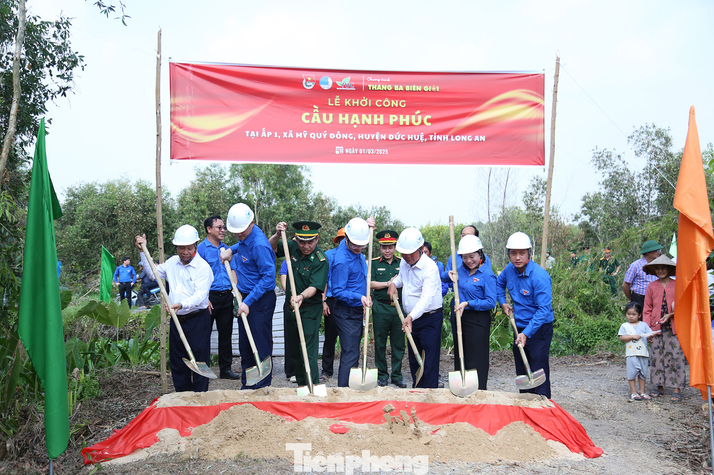 Đoàn viên thanh niên địa phương phải lấy xe máy chở đại biểu vào. Dự lễ khánh thành, nhiều người dân không giấu được niềm xúc động vì sắp có cầu mới. Đoàn viên thanh niên địa phương phải lấy xe máy chở đại biểu vào. Dự lễ khánh thành, nhiều người dân không giấu được niềm xúc động vì sắp có cầu mới.