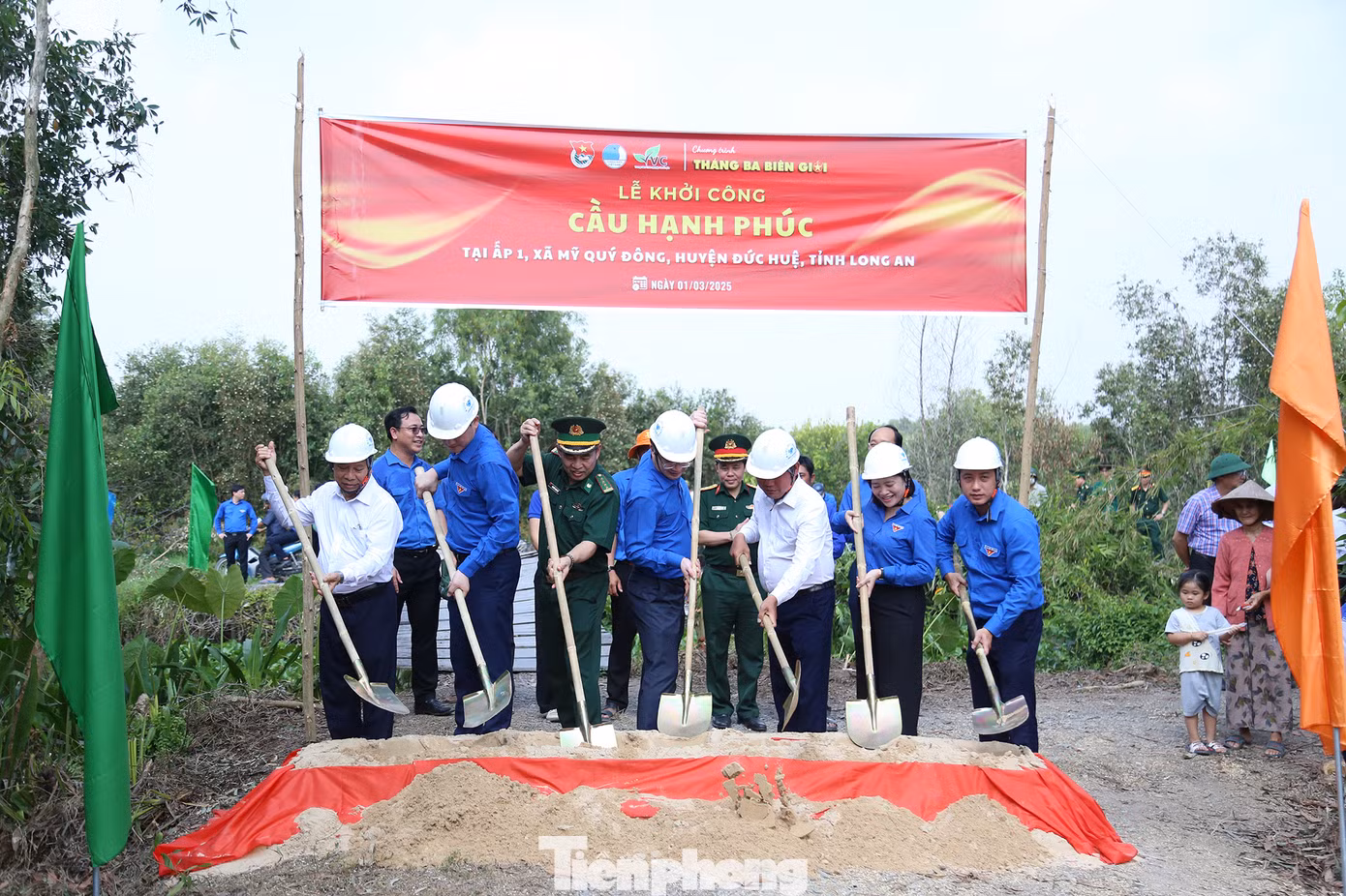 Đoàn viên thanh niên địa phương phải lấy xe máy chở đại biểu vào. Dự lễ khánh thành, nhiều người dân không giấu được niềm xúc động vì sắp có cầu mới.