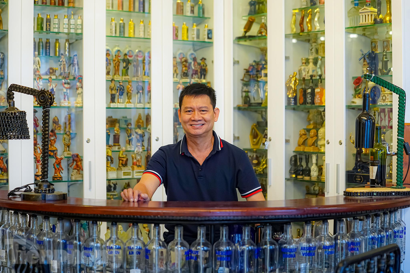 Để nói “công trình” tâm huyết sau chiếc giường thì quầy bar từ vỏ chai là thành phẩm gần đây của ông. Khi bắt tay vào thực hiện quầy bar “chai lọ” này, ông Bình đã tham gia những khóa học pha chế rượu để thiết kế sao cho “chuẩn” quầy bar nhất.