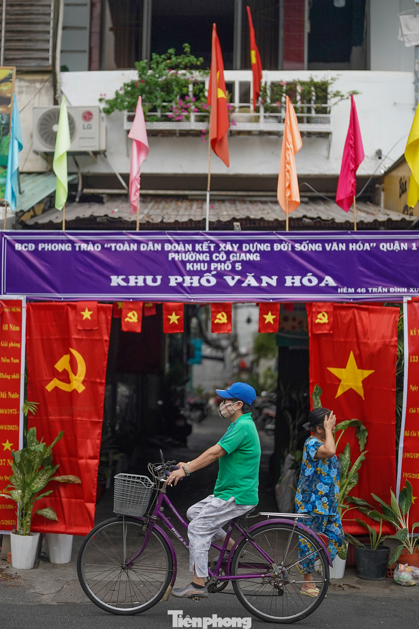 UBND phường Cô Giang còn tổ chức thi trang trí đường cờ cho các tổ dân phố...