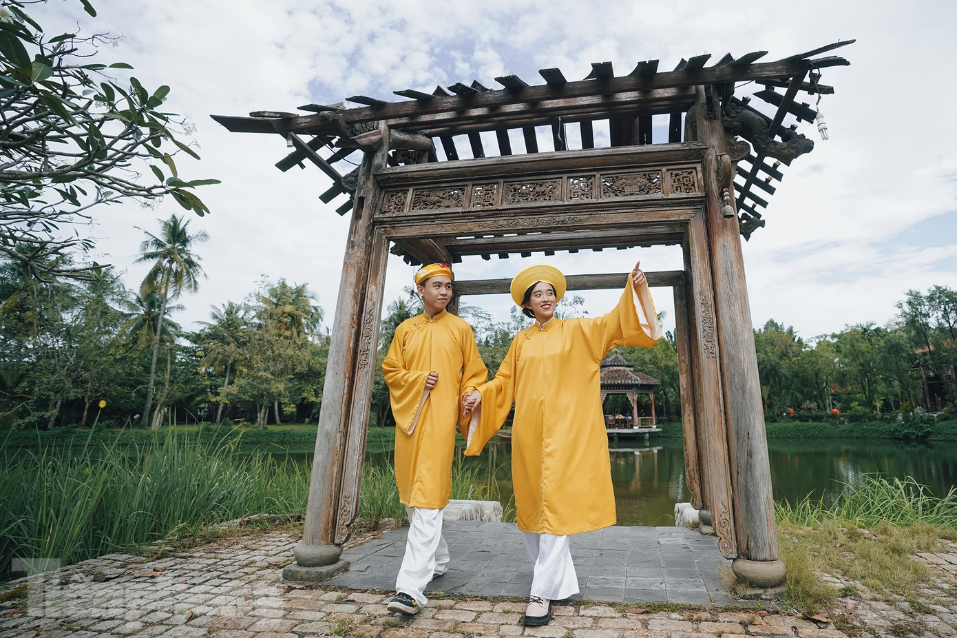 Bạn Nguyễn Bảo Ngọc (sinh viên ĐH Luật TPHCM) và bạn Vũ Quốc Huy (ĐH RMIT) đang thoải mái tạo dáng cho bộ ảnh kỷ yếu, làm đề tài nghiên cứu về tà áo dài Việt Nam. Hai bạn cho biết không ngờ ở đây có nhiều khung cảnh nên thơ và đẹp đến như vậy. Bạn Nguyễn Bảo Ngọc (sinh viên ĐH Luật TPHCM) và bạn Vũ Quốc Huy (ĐH RMIT) đang thoải mái tạo dáng cho bộ ảnh kỷ yếu, làm đề tài nghiên cứu về tà áo dài Việt Nam. Hai bạn cho biết không ngờ ở đây có nhiều khung cảnh nên thơ và đẹp đến như vậy.