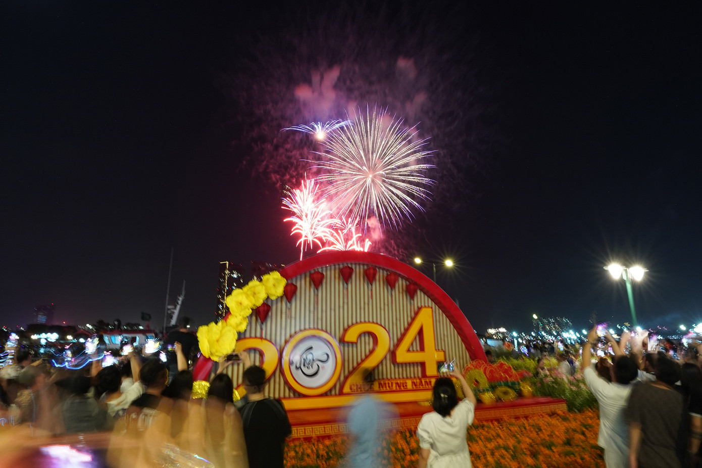 Đúng 0h, pháo hoa chào năm 2024 rực sáng bầu trời TPHCM.