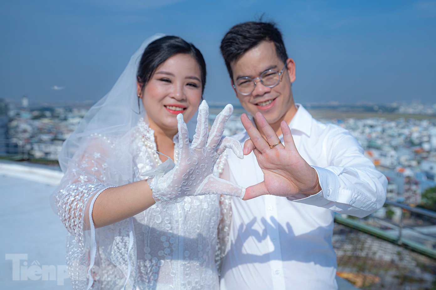 “Lúc chống dịch, biết em sợ bị nhiễm rồi lây cho mọi người, có chút hoang mang nên ông xã cũng thường xuyên động viên. Hai vợ chồng quyết định tham gia lễ cưới tập thể vì đây là một hoạt động ý nghĩa và mình cũng may mắn khi được chọn tham gia”, chị Vy nói. “Lúc chống dịch, biết em sợ bị nhiễm rồi lây cho mọi người, có chút hoang mang nên ông xã cũng thường xuyên động viên. Hai vợ chồng quyết định tham gia lễ cưới tập thể vì đây là một hoạt động ý nghĩa và mình cũng may mắn khi được chọn tham gia”, chị Vy nói.