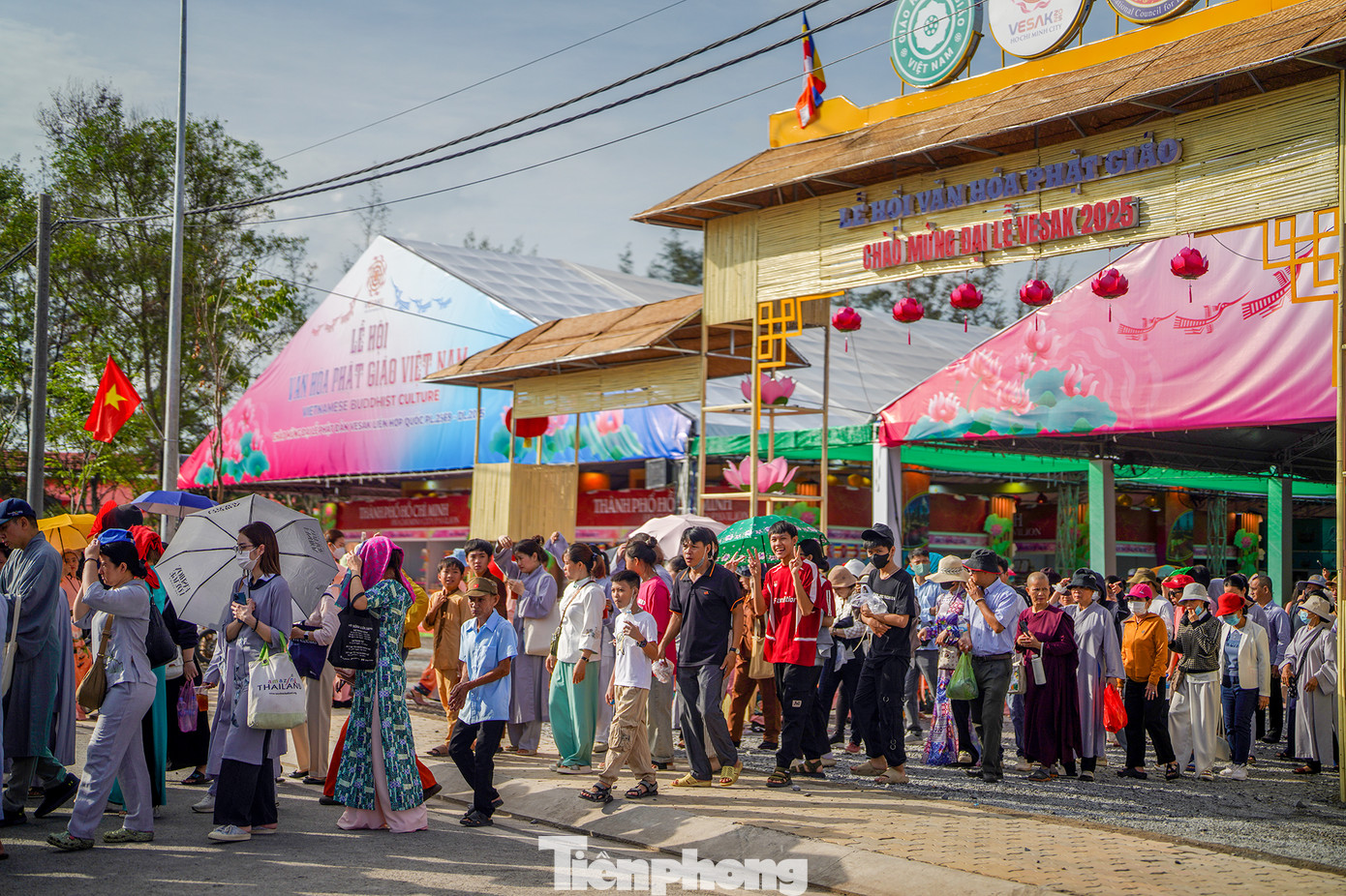 Các Phật tử và người dân tham dự Đại lễ Vesak 2025 sẽ được ban tổ chức phát nước uống, cơm miễn phí tại khu vực Học viện Phật giáo Việt Nam, chùa Thanh Tâm và Công viên Láng Le.
