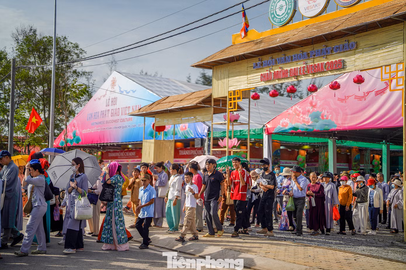 Các Phật tử và người dân tham dự Đại lễ Vesak 2025 sẽ được ban tổ chức phát nước uống, cơm miễn phí tại khu vực Học viện Phật giáo Việt Nam, chùa Thanh Tâm và Công viên Láng Le.