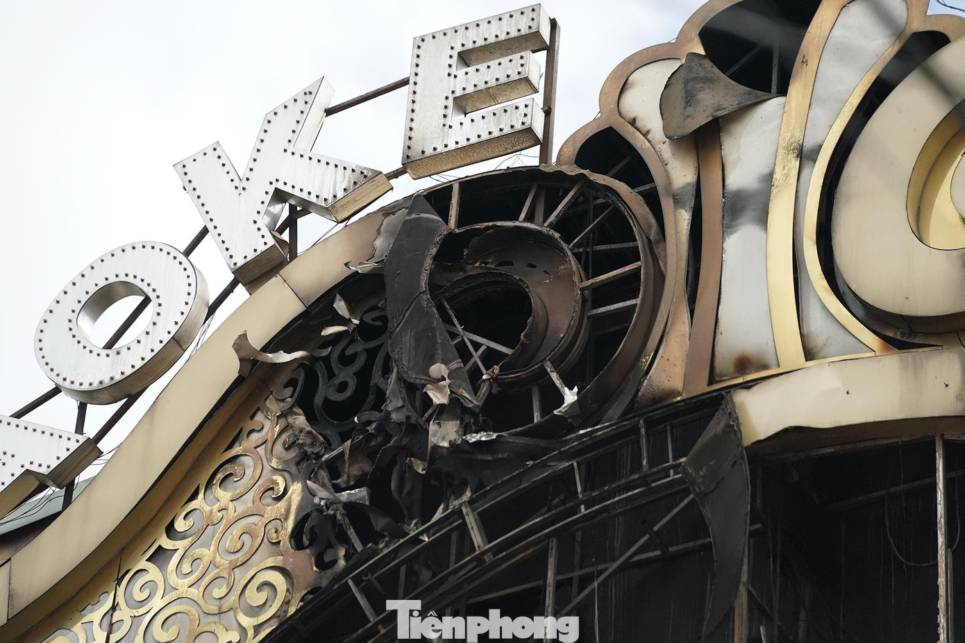 Ngọn lửa làm biến dạng biển hiệu của quán.