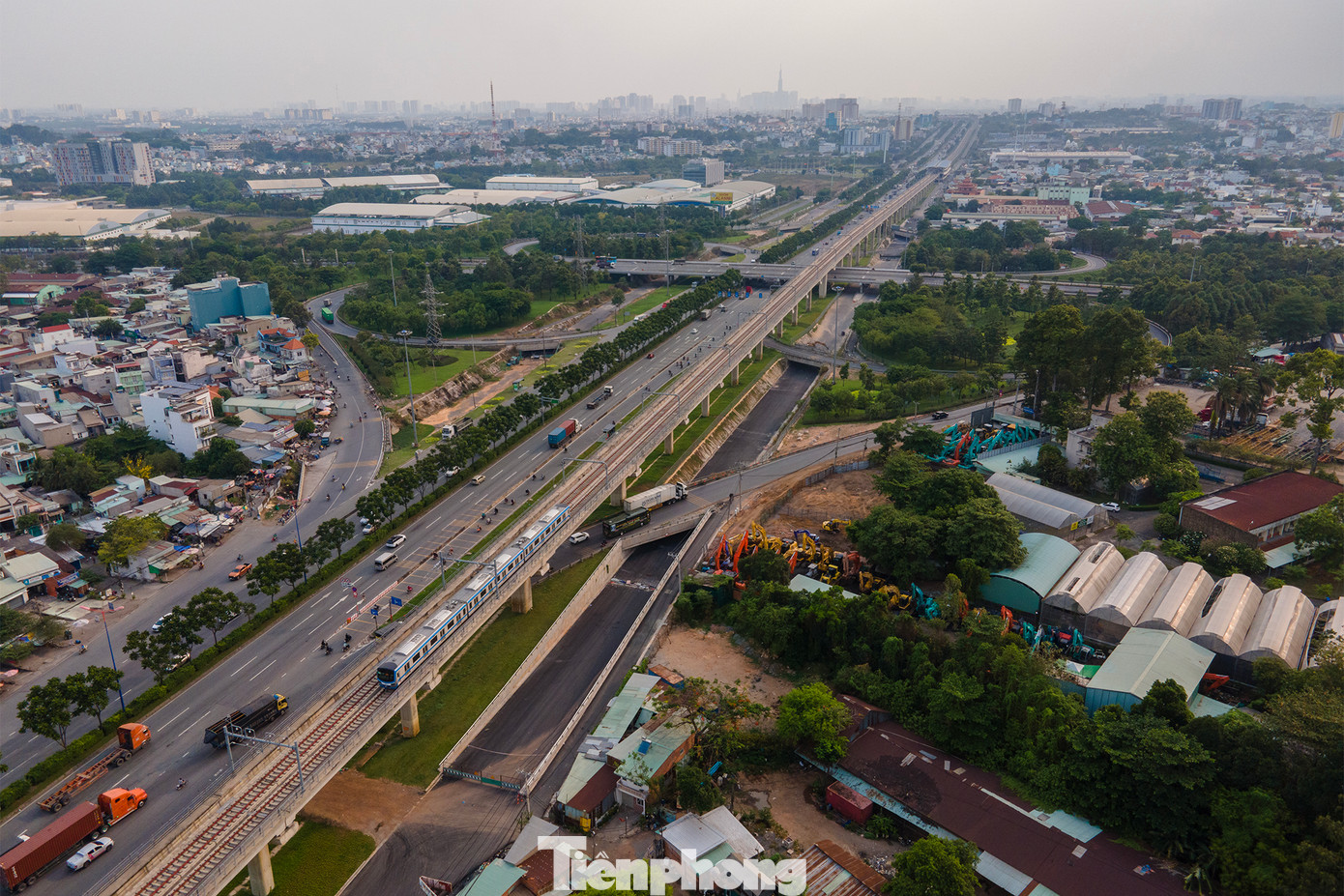 Trong chiều 26/4, đoàn tàu ba toa dài hơn 61 m của Metro số 1 chạy thử qua 8 nhà ga trên cao với hành trình 12,3 km. Tàu chạy 6 chuyến, bắt đầu từ 8h40, chuyến cuối lúc 16h. Mỗi lượt chở khoảng 300 khách tham quan. Trong ngày chạy thử lần đầu cuối năm ngoái, tàu chỉ chạy qua 5 nhà ga, với hành trình gần 9 km. Lần thứ hai tuyến metro chạy thử 11 km hôm 15/4, chở đoàn công tác Chính phủ khi vào TPHCM làm việc.