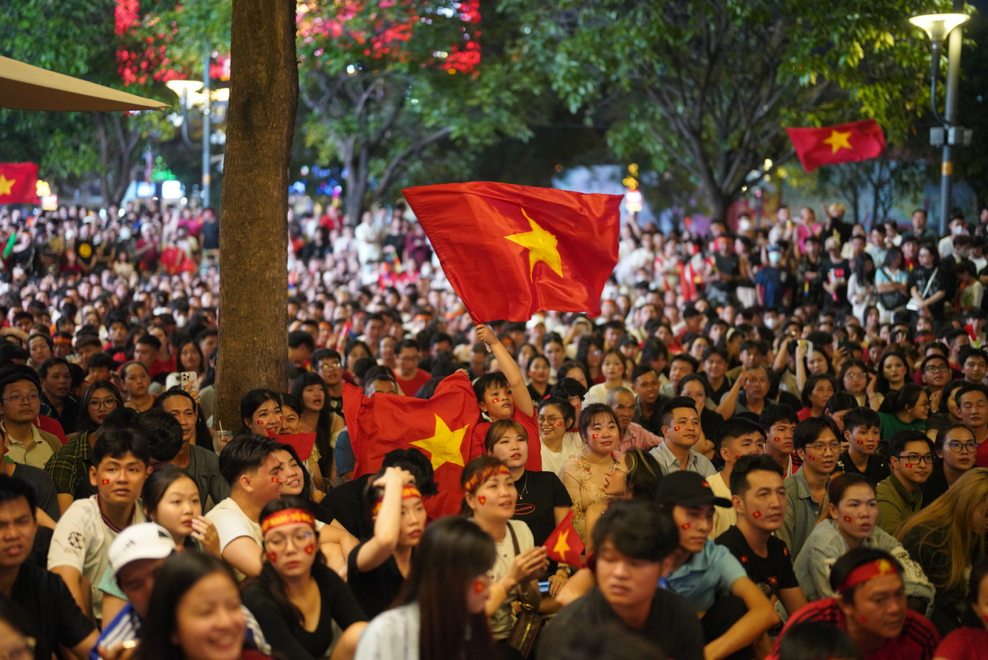 Phố đi bộ Nguyễn Huệ không tổ chức màn hình lớn phục vụ bóng đá, người hâm mộ (NHM) phải tìm những nơi có máy chiếu để theo dõi.