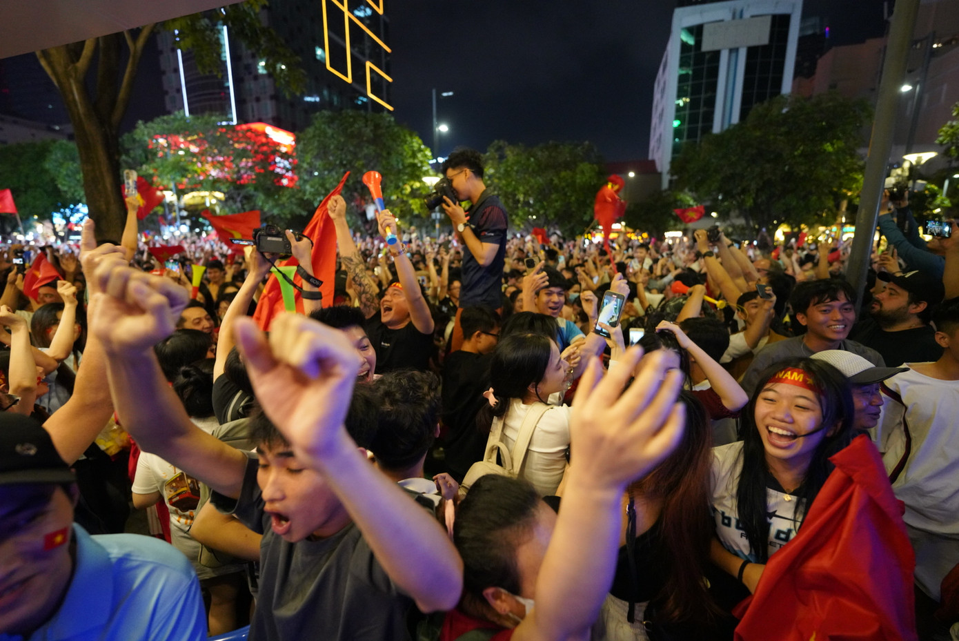 Với sự quyết tâm dâng cao của các cầu thủ, NHM phấn khích.