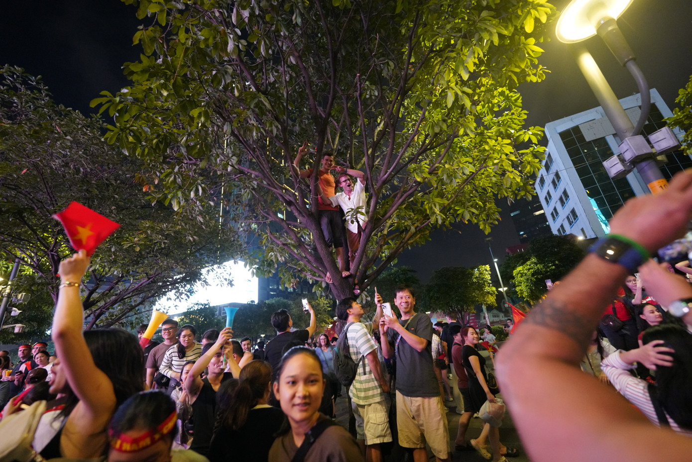 Du khách nước ngoài cũng hòa vào không khí cổ vũ của NHM Việt Nam.