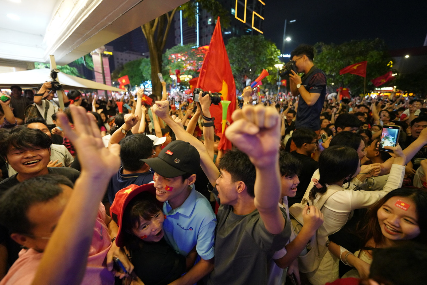 Thủ môn Thái Lan dâng cao tấn công trong pha phạt góc cuối cùng tạo điều kiện cho Việt Nam phản công, 3-2 cho Việt Nam phút 90+18. Những cảm xúc của NHM vỡ òa.