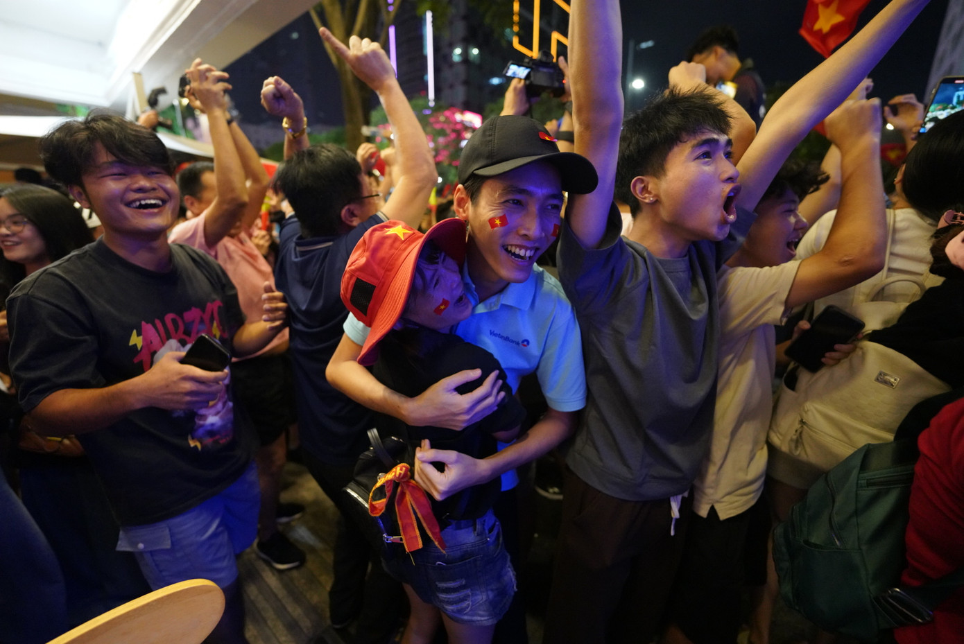 Thủ môn Thái Lan dâng cao tấn công trong pha phạt góc cuối cùng tạo điều kiện cho Việt Nam phản công, 3-2 cho Việt Nam phút 90+18. Những cảm xúc của NHM vỡ òa.