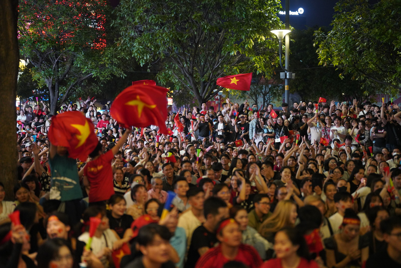 Phố đi bộ Nguyễn Huệ không tổ chức màn hình lớn phục vụ bóng đá, người hâm mộ (NHM) phải tìm những nơi có máy chiếu để theo dõi.