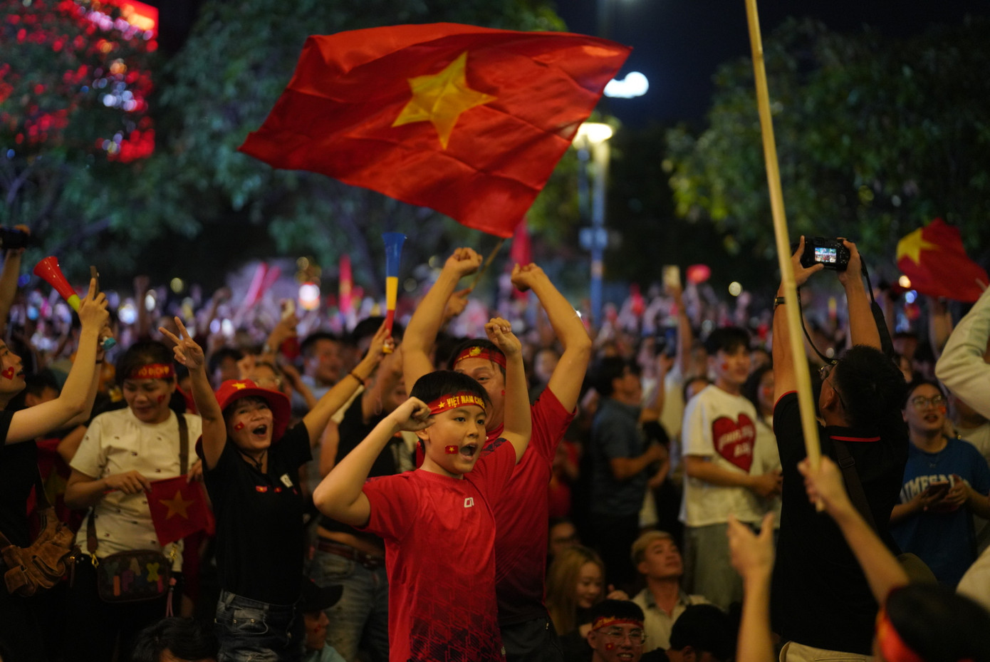 Phố đi bộ Nguyễn Huệ không tổ chức màn hình lớn phục vụ bóng đá, người hâm mộ (NHM) phải tìm những nơi có máy chiếu để theo dõi.