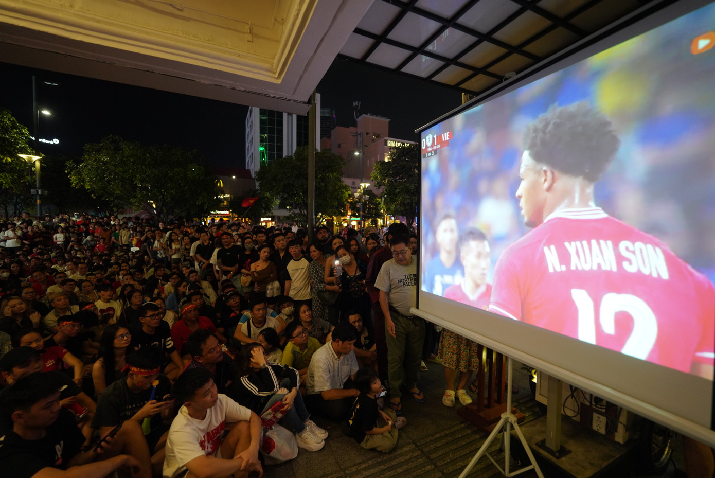 Từ ngoài đường cho đến bên trong các hàng quán đều chật kín người hâm mộ.