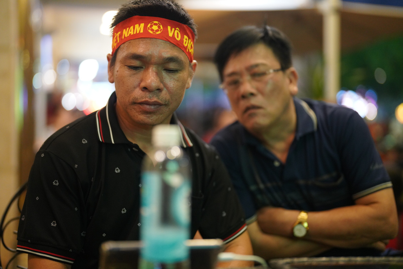 Nhiều thời điểm mạng 4G bị rớt, hệ thống máy chiếu phát chập chờn, NHM phải theo dõi qua điện thoại rồi thông báo cho nhau để ăn mừng.