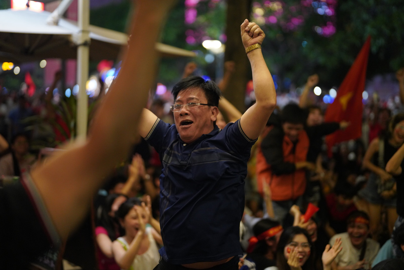 Với sự quyết tâm dâng cao của các cầu thủ, NHM phấn khích.