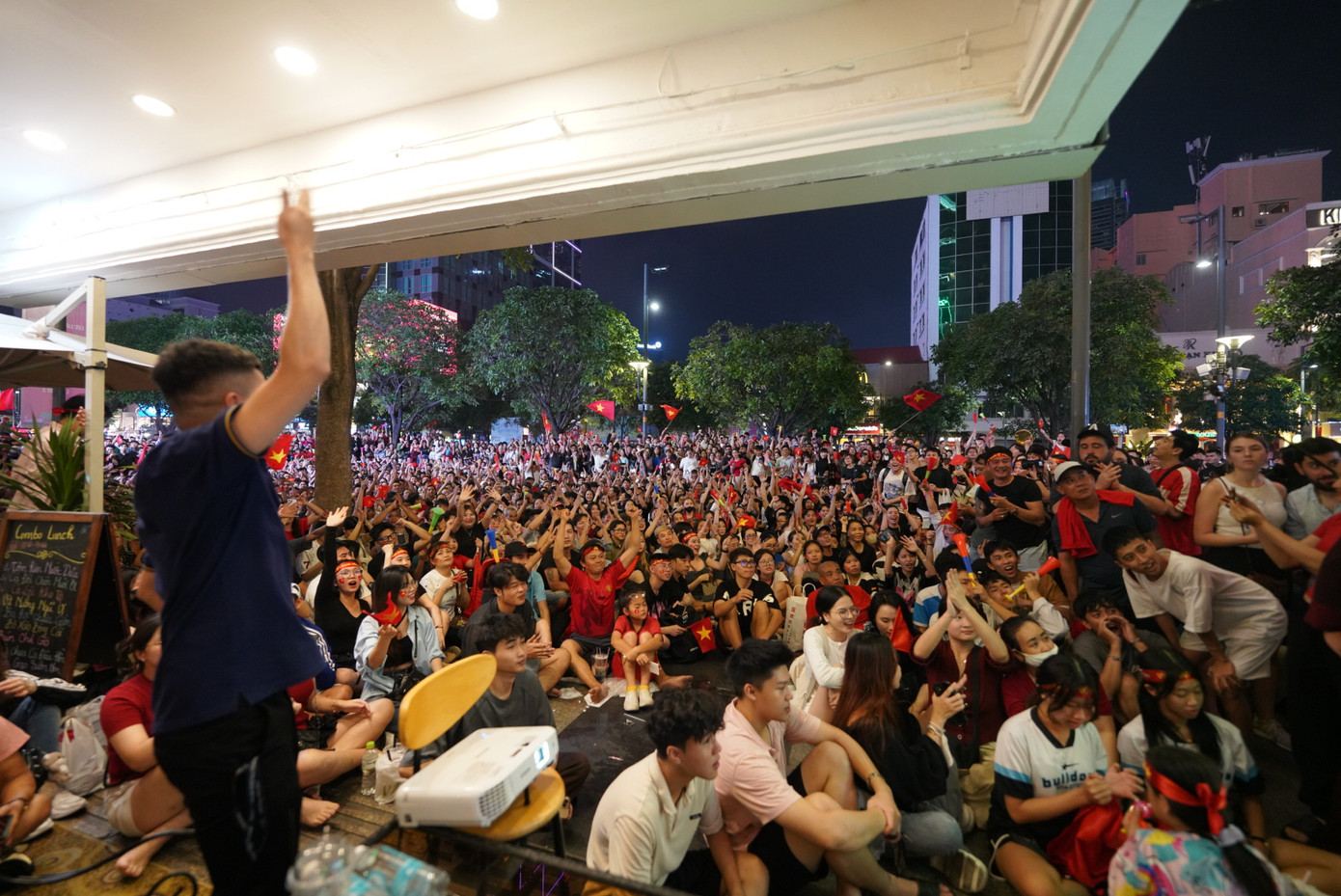 Với sự quyết tâm dâng cao của các cầu thủ, NHM phấn khích.