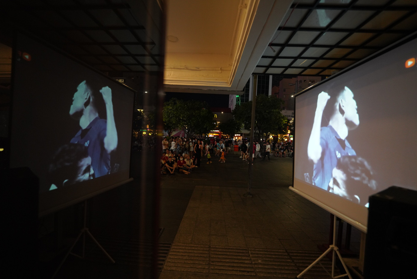 Từ ngoài đường cho đến bên trong các hàng quán đều chật kín người hâm mộ.