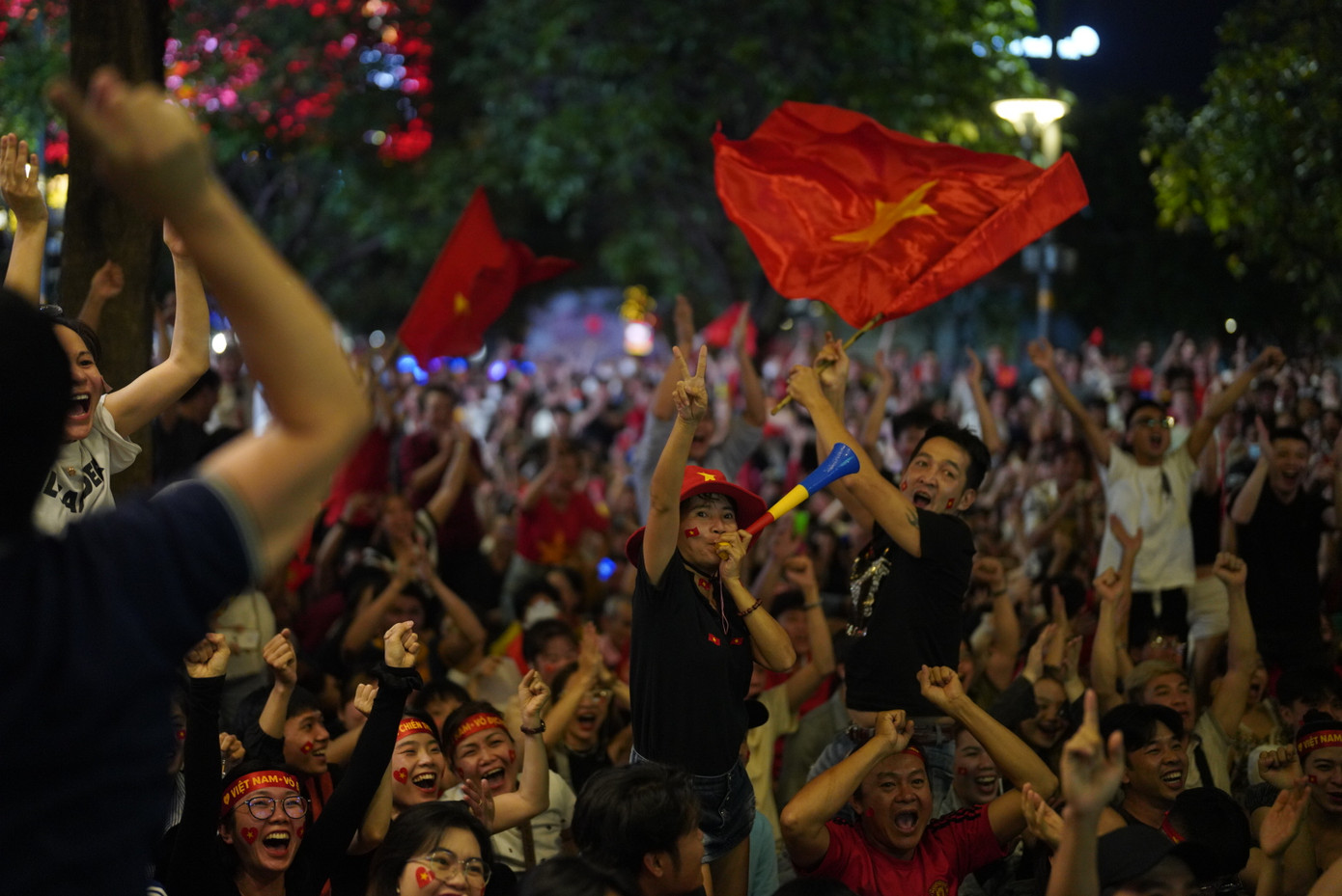 Với sự quyết tâm dâng cao của các cầu thủ, NHM phấn khích.