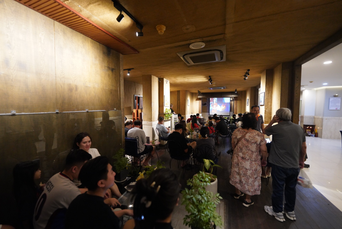 Từ ngoài đường cho đến bên trong các hàng quán đều chật kín người hâm mộ.