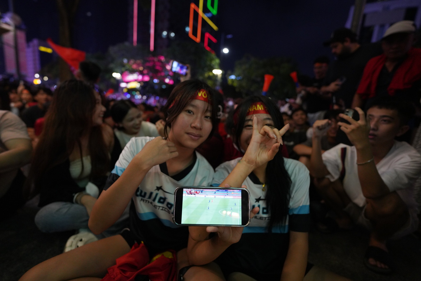 Nhiều thời điểm mạng 4G bị rớt, hệ thống máy chiếu phát chập chờn, NHM phải theo dõi qua điện thoại rồi thông báo cho nhau để ăn mừng.