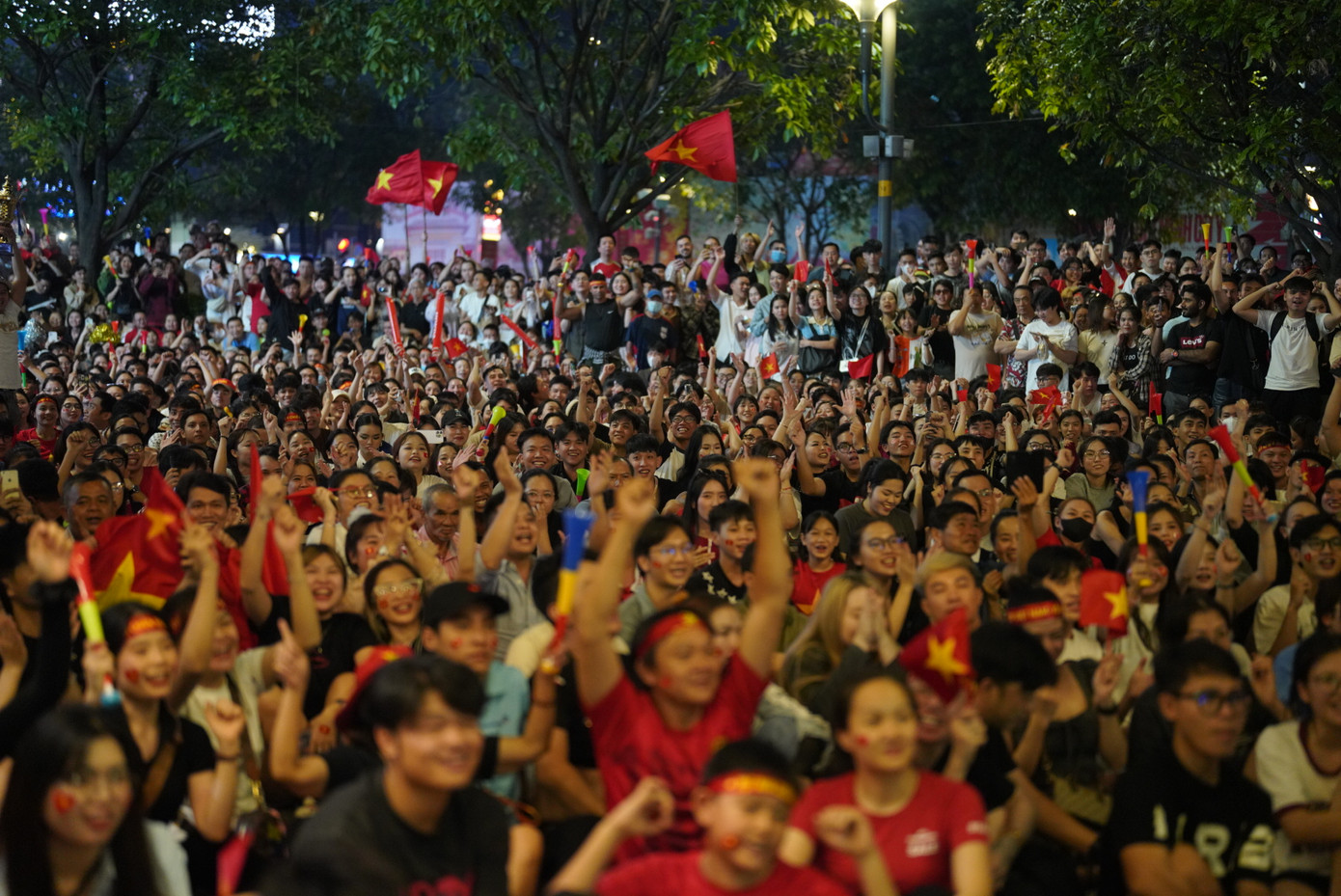 Phố đi bộ Nguyễn Huệ không tổ chức màn hình lớn phục vụ bóng đá, người hâm mộ (NHM) phải tìm những nơi có máy chiếu để theo dõi.