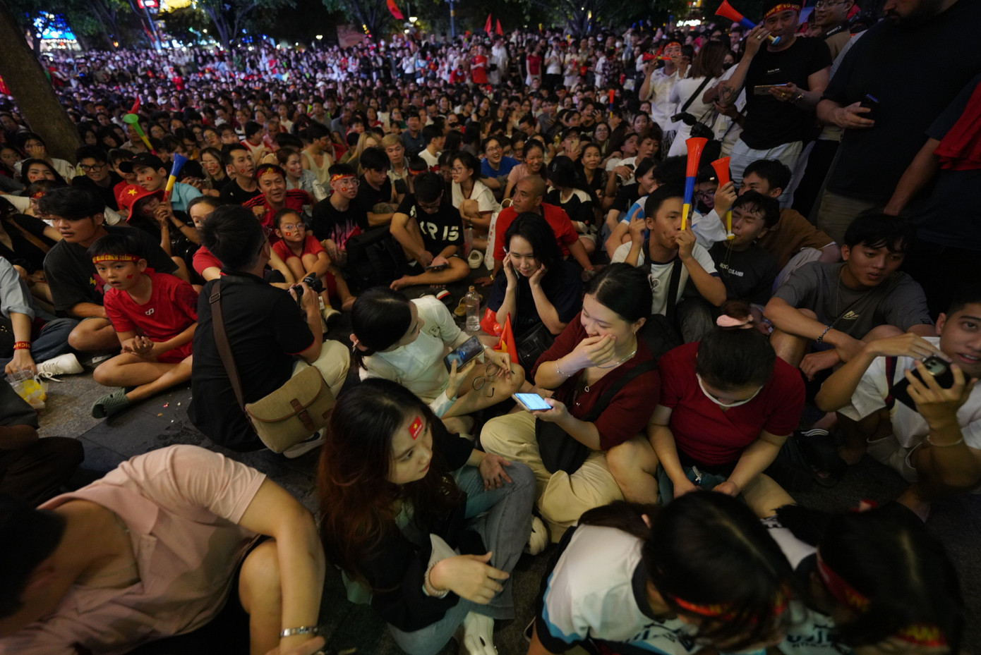 Nhiều thời điểm mạng 4G bị rớt, hệ thống máy chiếu phát chập chờn, NHM phải theo dõi qua điện thoại rồi thông báo cho nhau để ăn mừng.