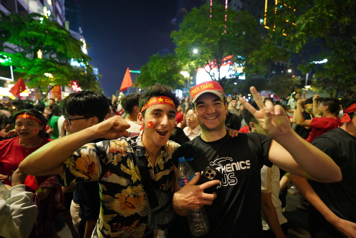 Du khách nước ngoài cũng hòa vào không khí cổ vũ của NHM Việt Nam.